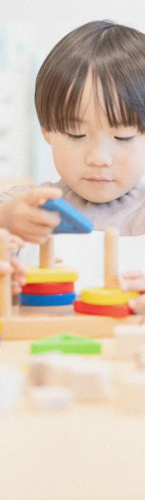 笑顔の子どもと保育士